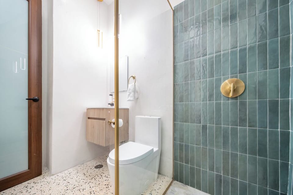 Deluxe Double Room | Bathroom | Shower, free toiletries, soap, shampoo