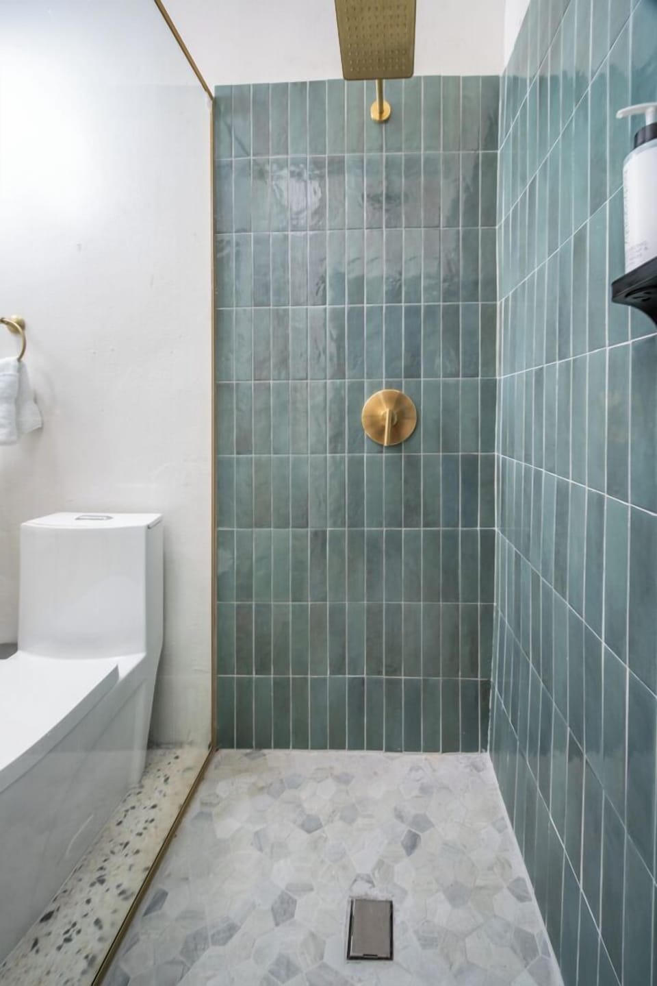 Deluxe Double Room | Bathroom | Shower, free toiletries, soap, shampoo