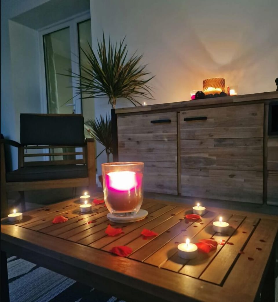 Deluxe Apartment, Garden View | Living area