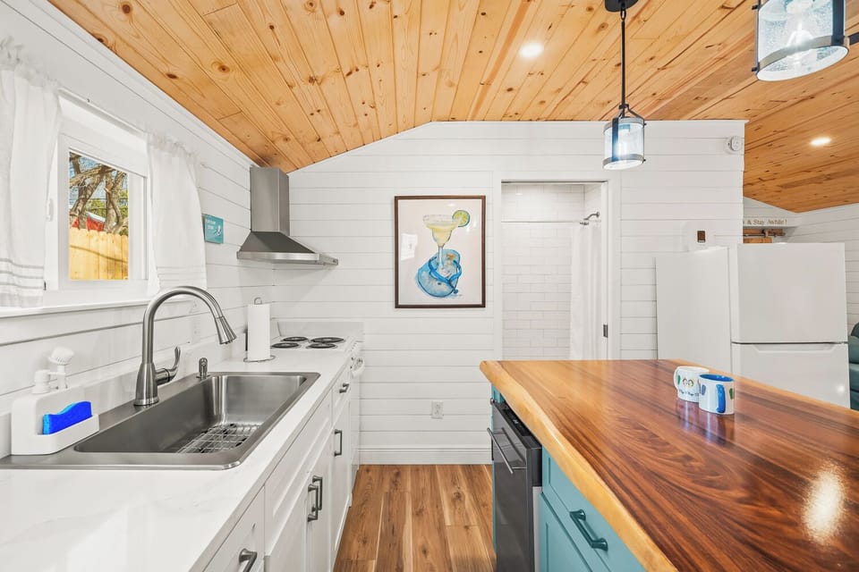 Full Kitchenette 