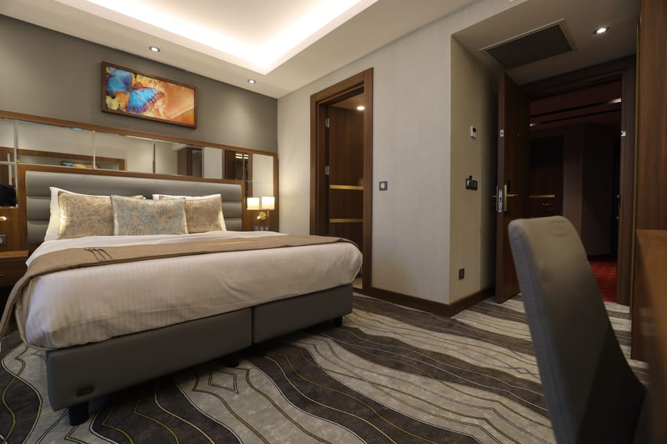 Standard Room | Egyptian cotton sheets, premium bedding, Select Comfort beds, minibar