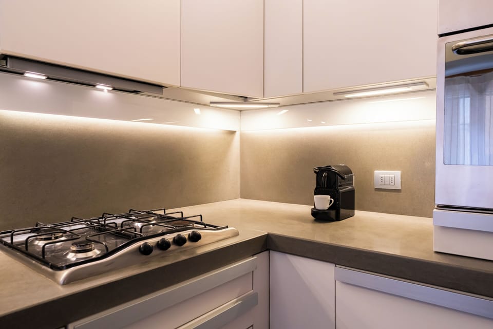 Full-size fridge, microwave, oven, stovetop