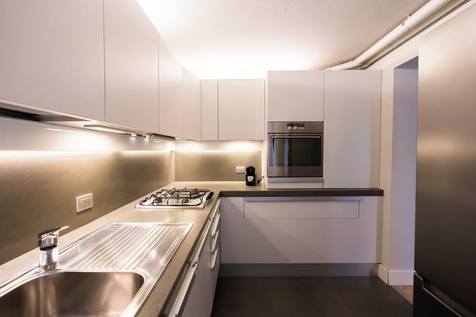 Full-size fridge, microwave, oven, stovetop