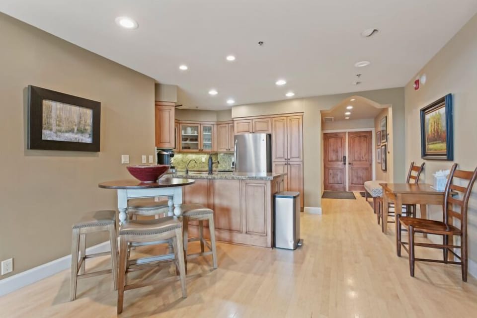 Floor, Flooring, Indoors, Hardwood, Dining Room