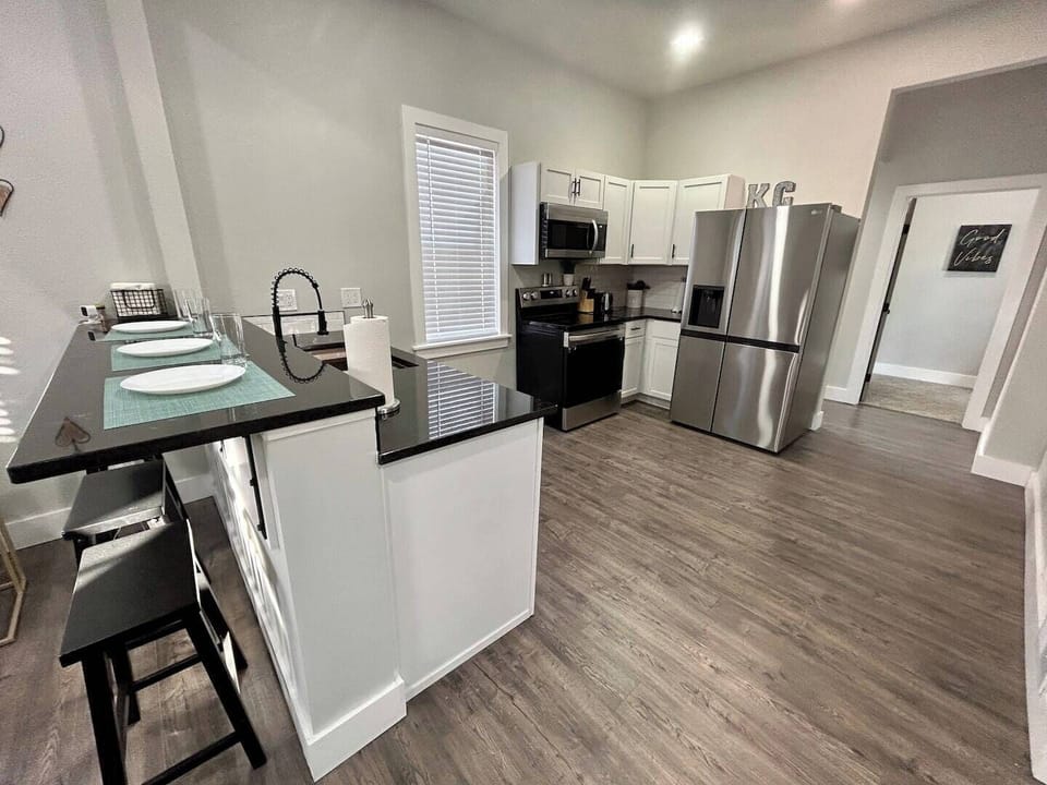 Beautiful, FULLY STOCKED kitchen and breakfast bar