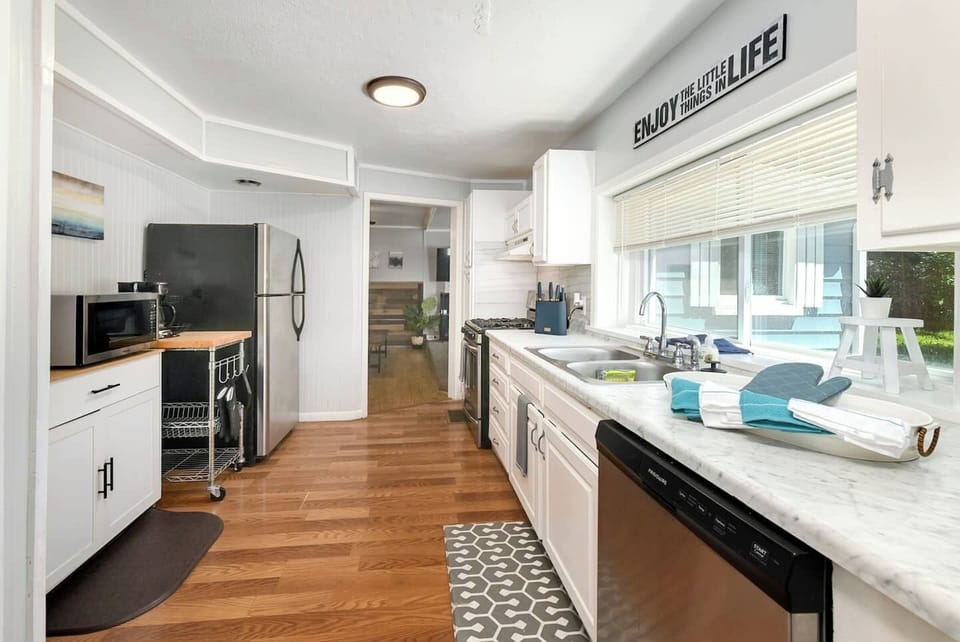 Large galley kitchen - Fully stocked
