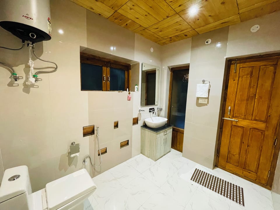 Suite | Bathroom | Shower, towels, soap, shampoo