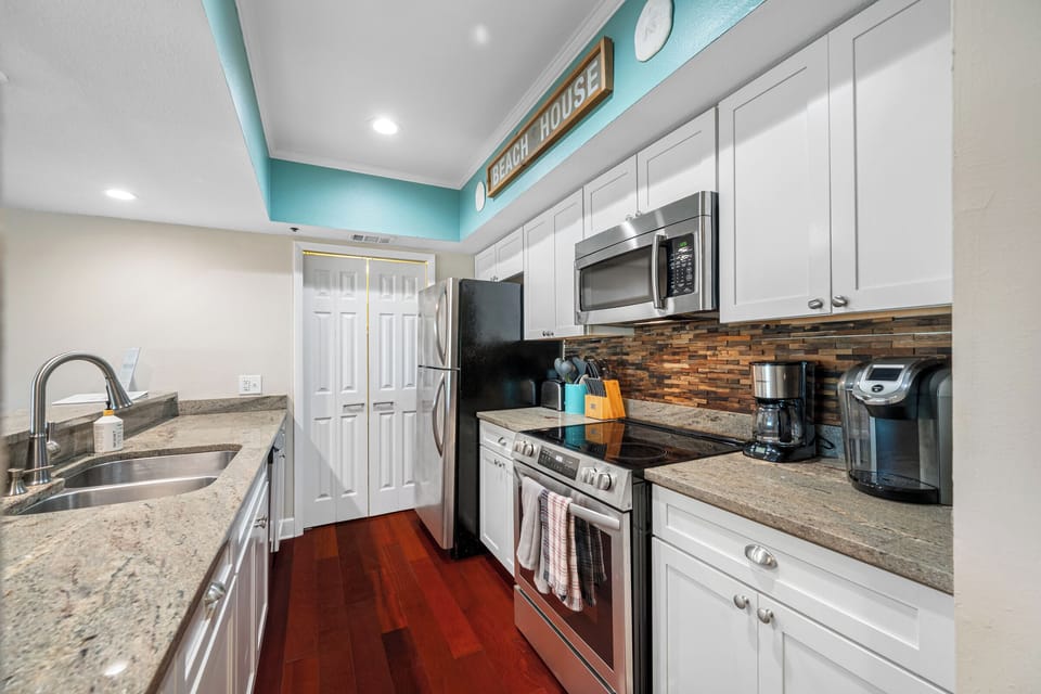 Elegant finishes, fully equipped kitchen