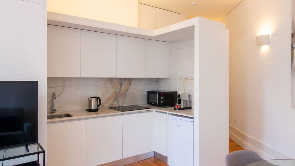 Prepare your favorite meals and enjoy a fresh coffee right in the comfort of your apartment, making breakfasts and quick dinners effortless and enjoyable. #ModernKitchenette #CompactLiving #CoffeeReady