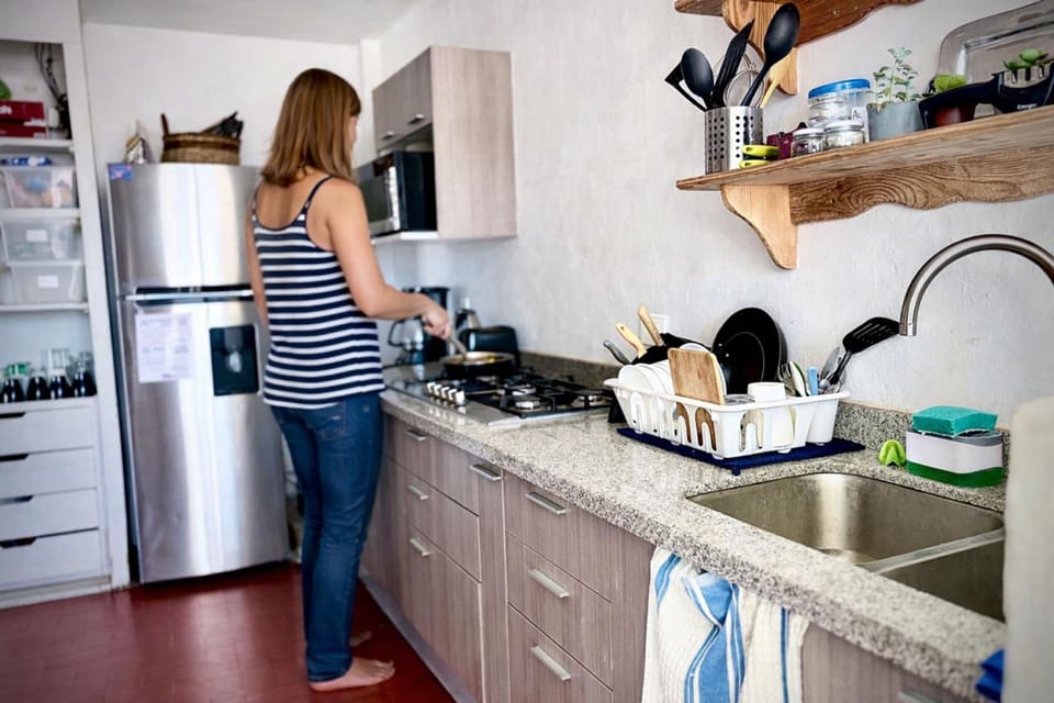Cuarto doble con terraza y Baño privados (Suite) | Shared kitchen facilities | Full-size fridge, microwave, toaster, blender