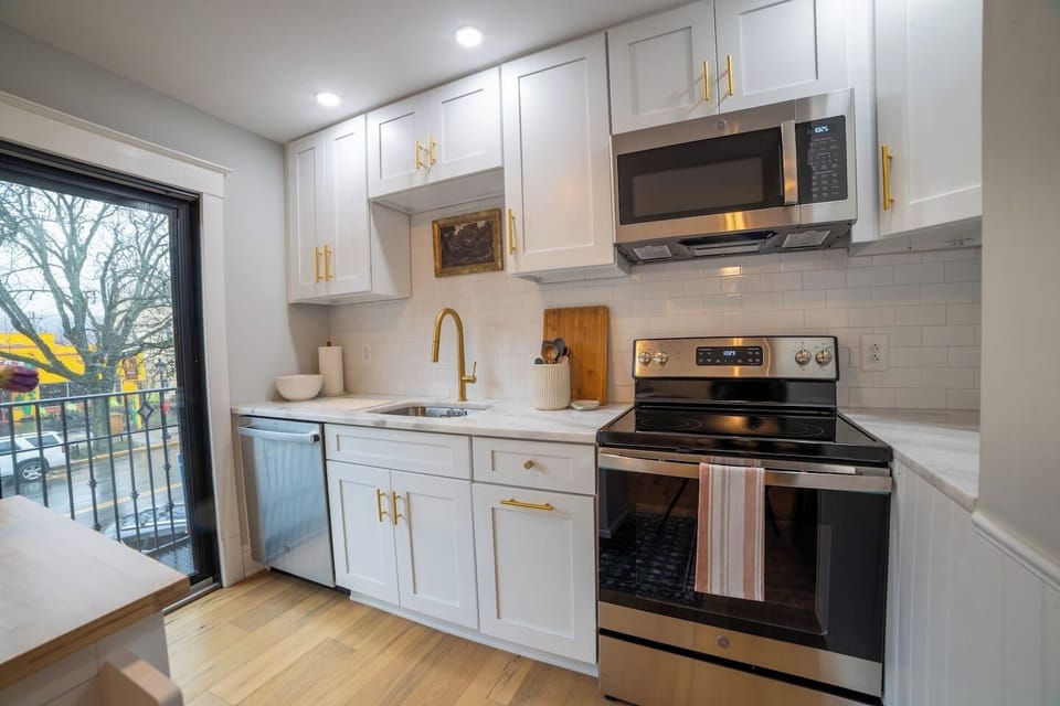 Equipped with dishwasher, full size appliances and more! Paper towels and dish soaps are provided.