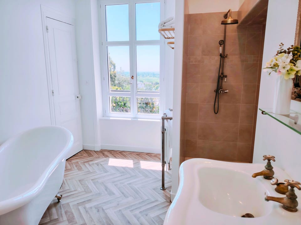 Superior Room, Sea View | Bathroom | Hair dryer, towels, soap, shampoo