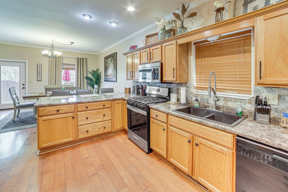 Kitchen | Main Level | Keurig & Drip Coffee Makers | Blender | Cooking Basics