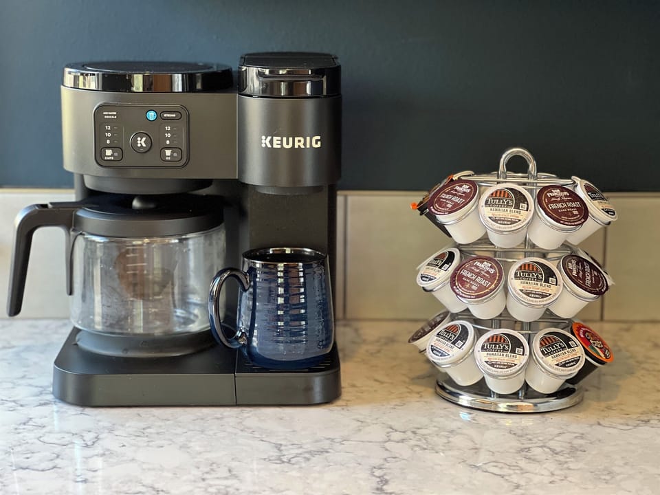Brew your perfect morning. ☕✨
Coffee pot with single-serve convenience and complimentary K-cups ready for your stay.
