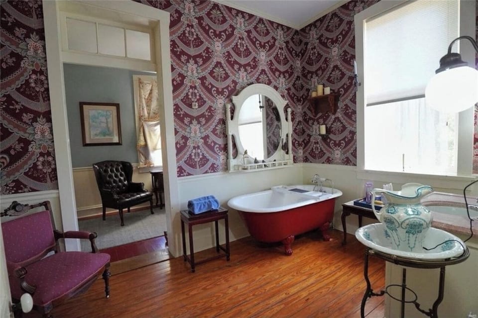 Deluxe Suite | Bathroom | Soap, shampoo, toilet paper