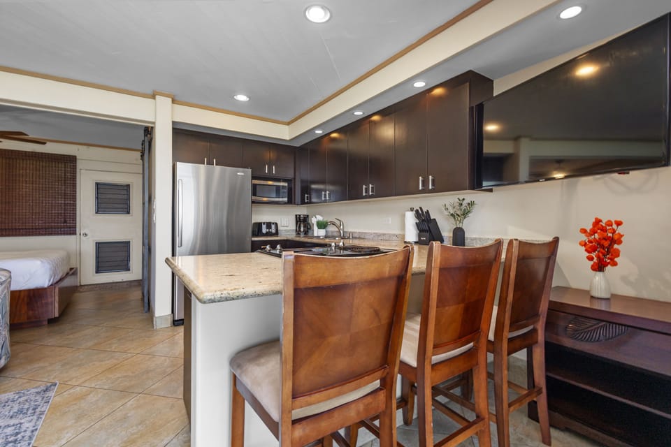 Kitchen/ barstool area