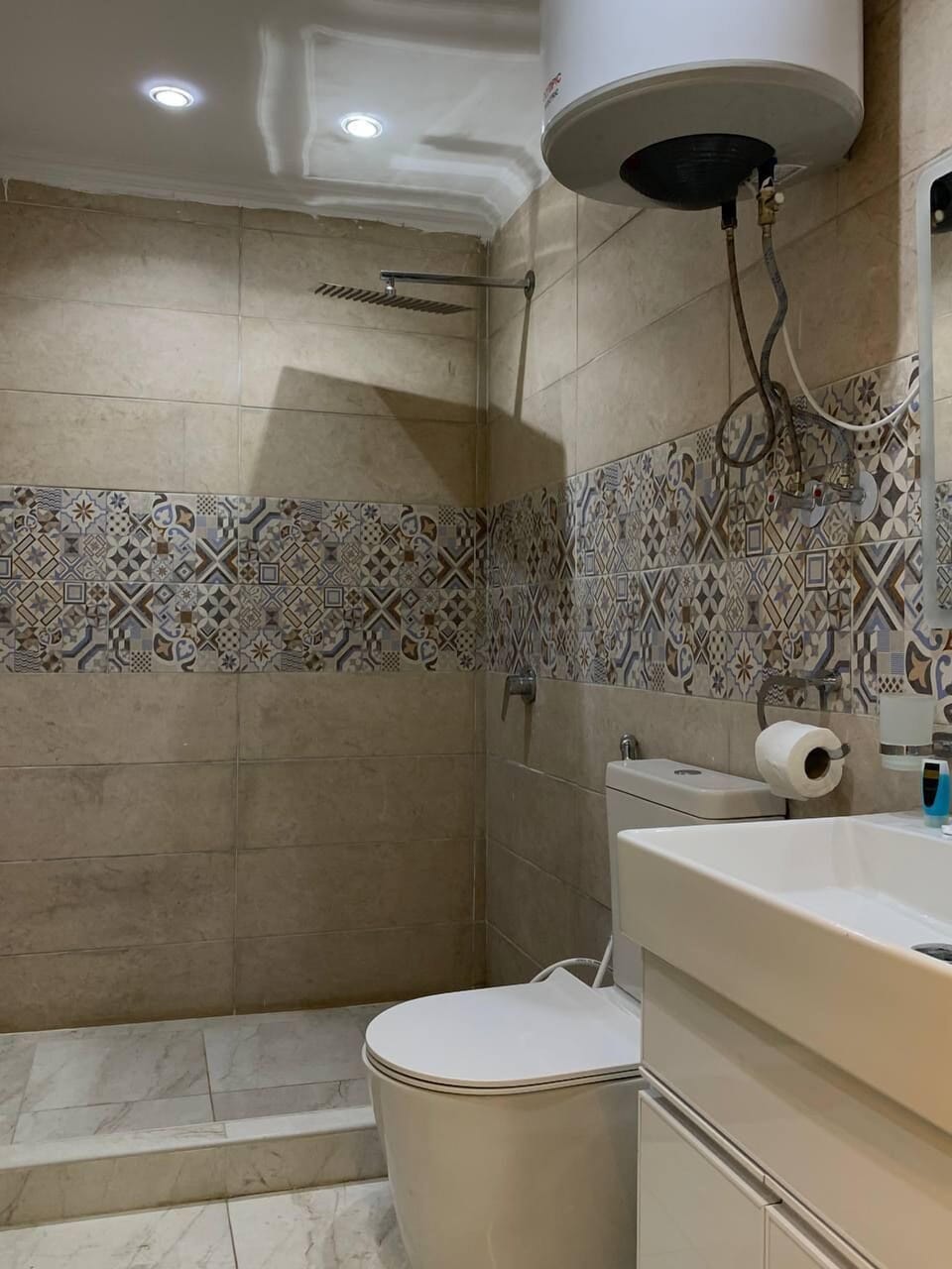 Combined shower/tub, rainfall showerhead, designer toiletries
