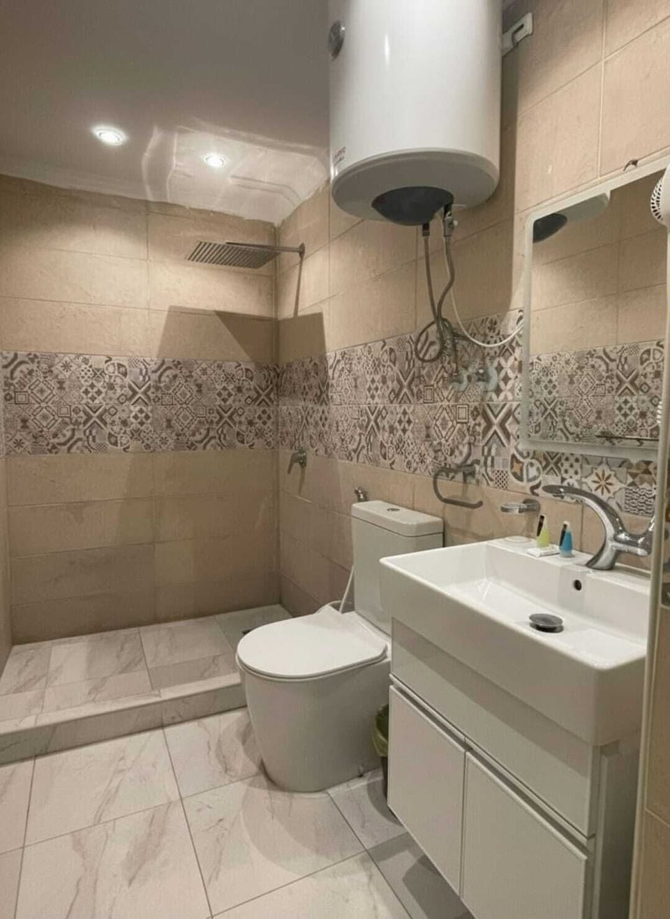 Combined shower/tub, rainfall showerhead, designer toiletries