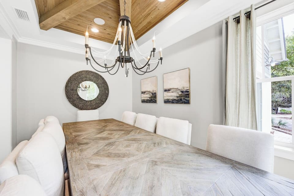 Great dining room for dinners, game sand puzzles!