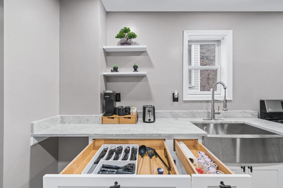 Utensils, Toaster, Coffee machine