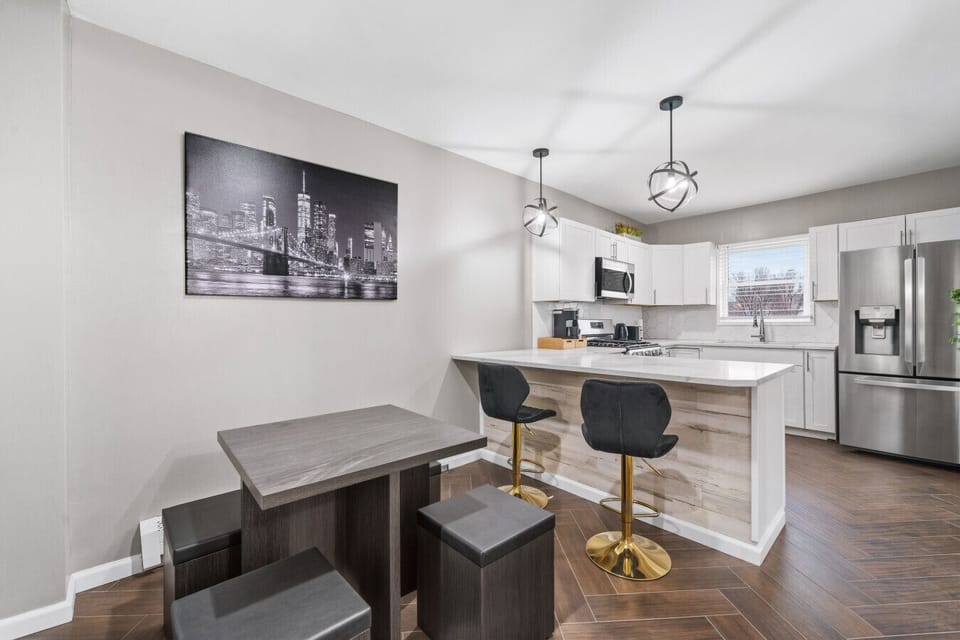 Kitchen bar & coffee table