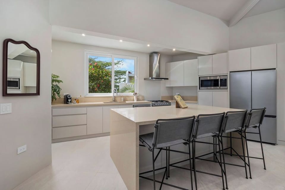 Cook and dine with ease in our fully equipped kitchen, complete with modern appliances and ample counter space. Whether you're preparing a family meal or a quick snack, this kitchen has everything you need to feel right at home.