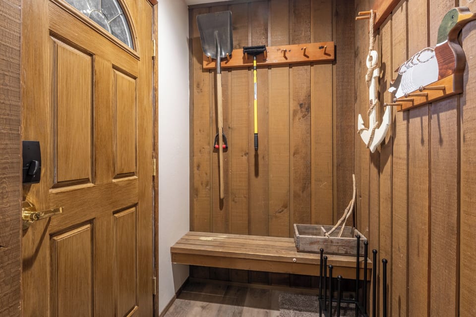 Unit Entryway/Mud Room