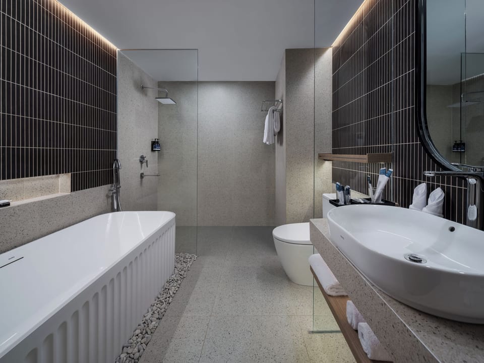 Penthouse | Bathroom | Shower, hair dryer, slippers, towels