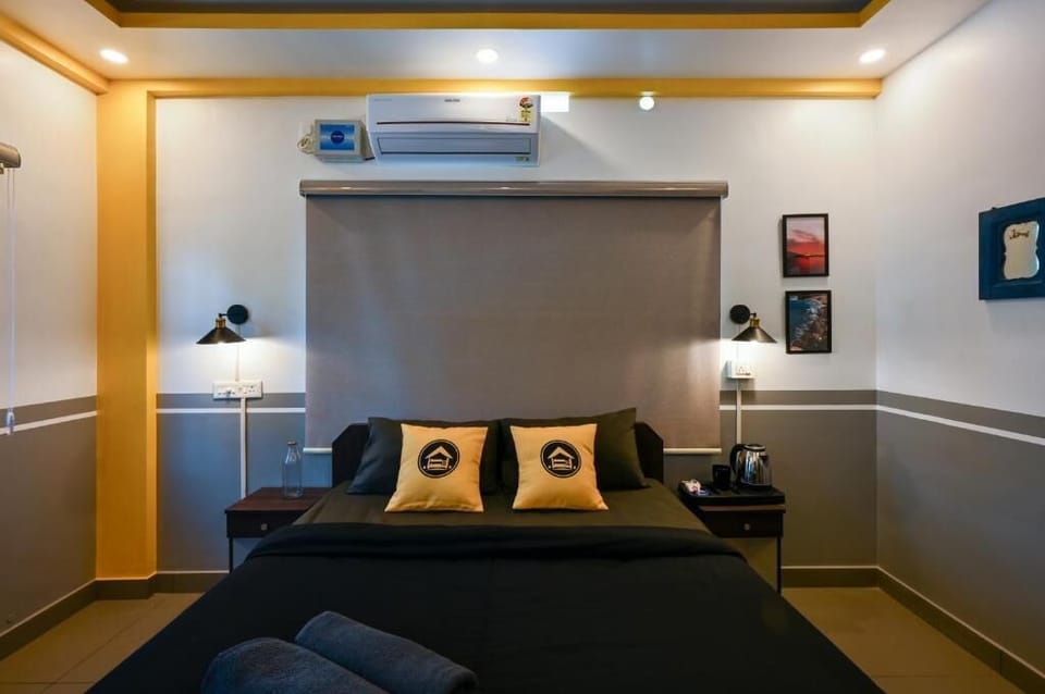 Deluxe Double Room with Balcony | Free WiFi, bed sheets