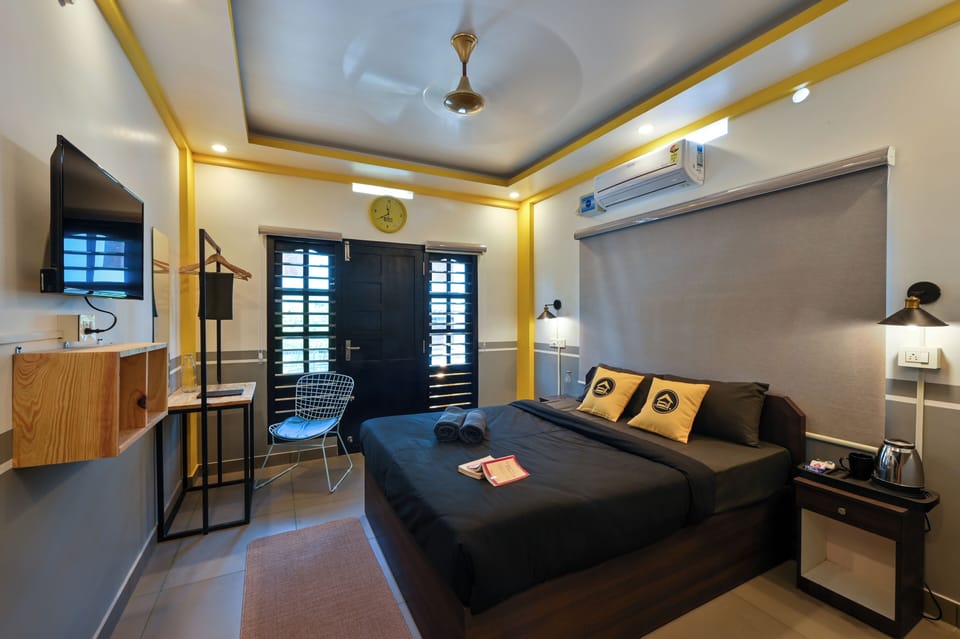 Deluxe Double Room with Balcony | Free WiFi, bed sheets