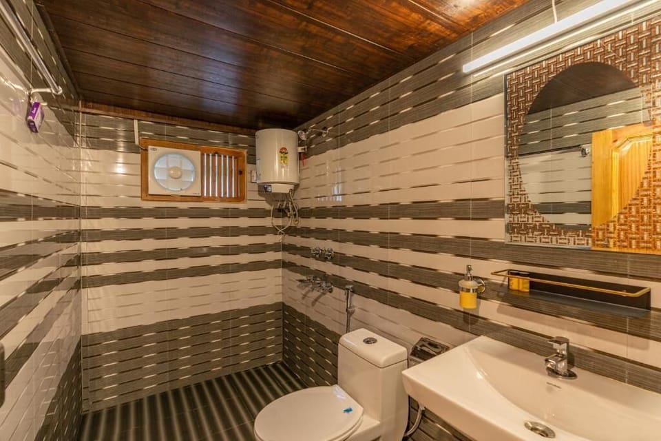 Bed in 4 Bed Mixed Dormitory | Bathroom | Toilet paper