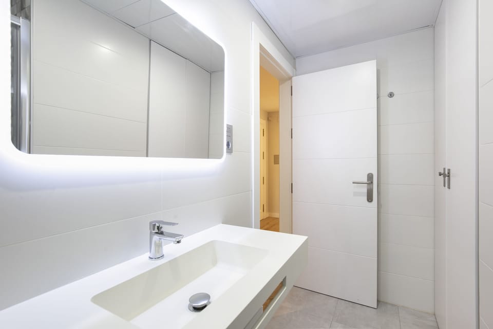 Superior Apartment, 4 Bedrooms | Bathroom | Hair dryer, towels