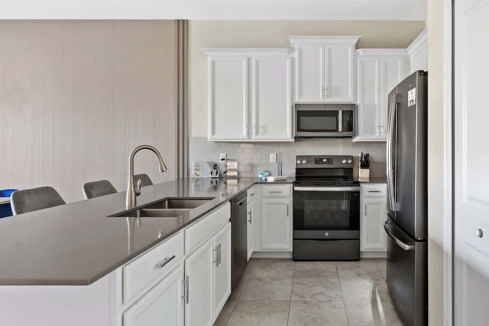 Bright and fully equipped kitchen