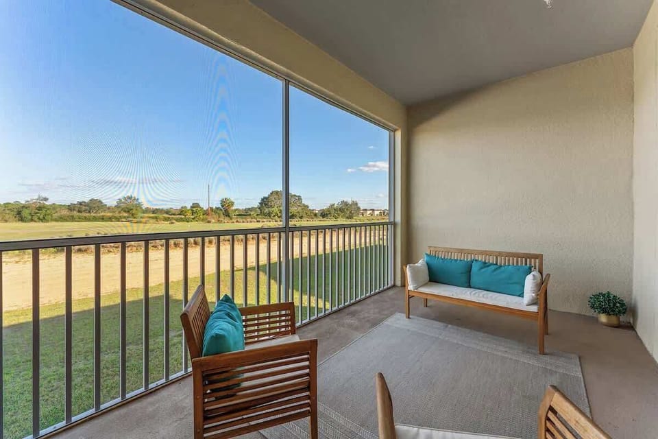 Find tranquility and joy with your loved ones in the cozy screened patio, while enjoying the views of the golf course.
