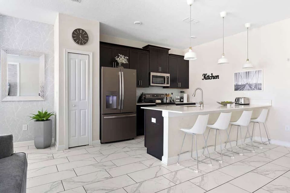 A fully equipped kitchen with an open concept integrating the living room, and dining area, also guarantees a pool view while you cook your delicious meals.