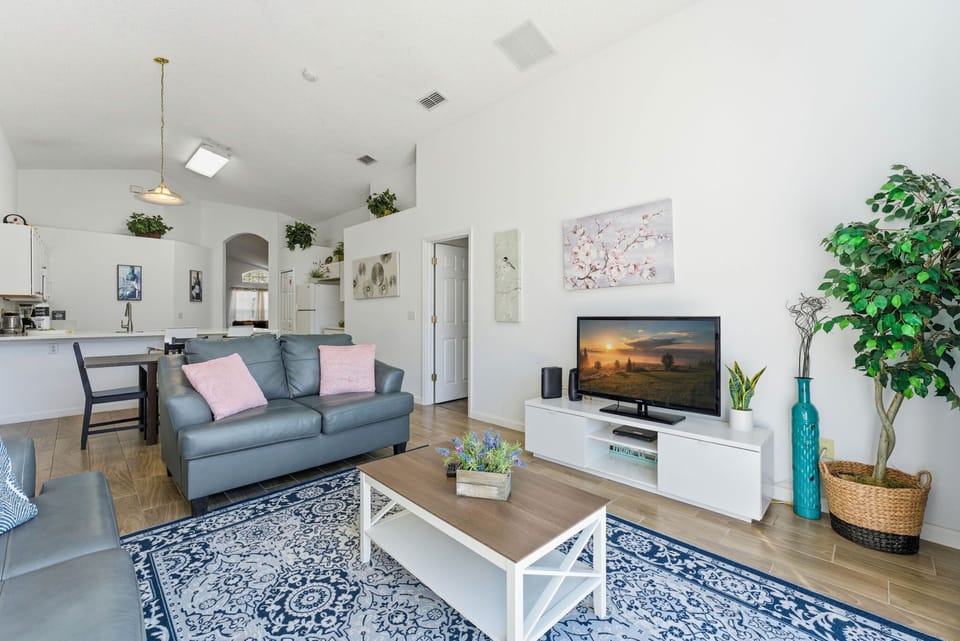 Harmonic and pleasant living room with a soothing blue wall and a stylish leather couch set.