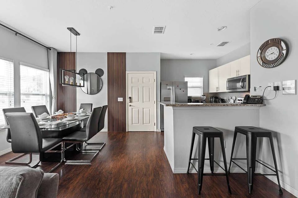 Fully equipped kitchen with stainless steel appliances. Connecting the dining and living rooms. It is perfect to spend time with your family and friends.