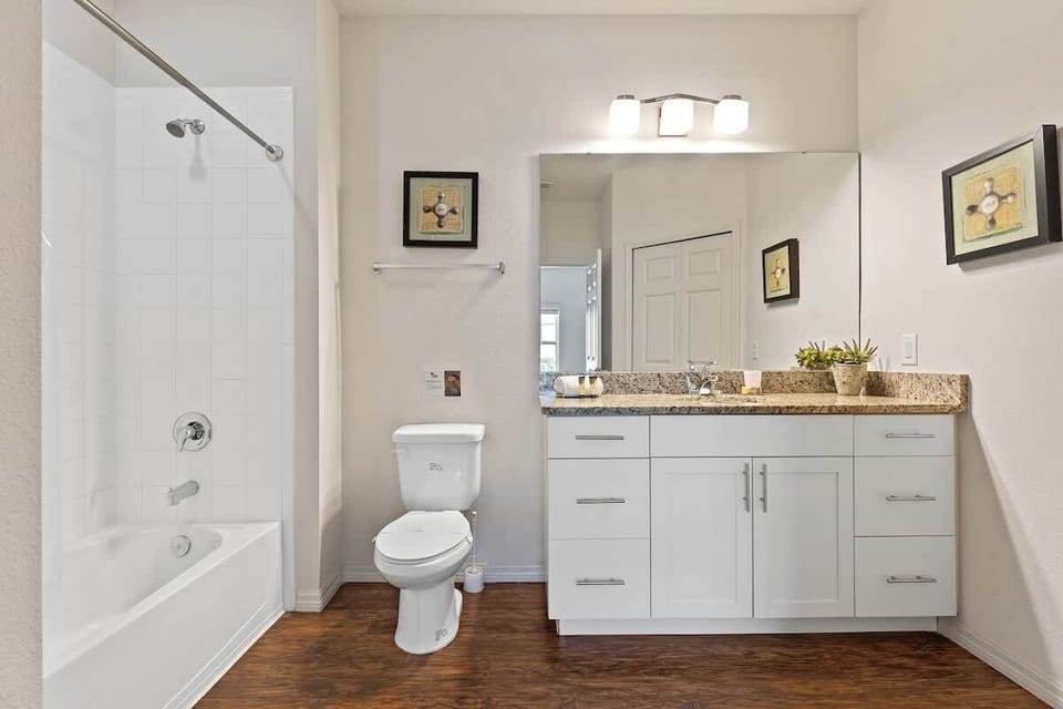 Spacious bathroom with bathtub, ideal for bathing the kids! 