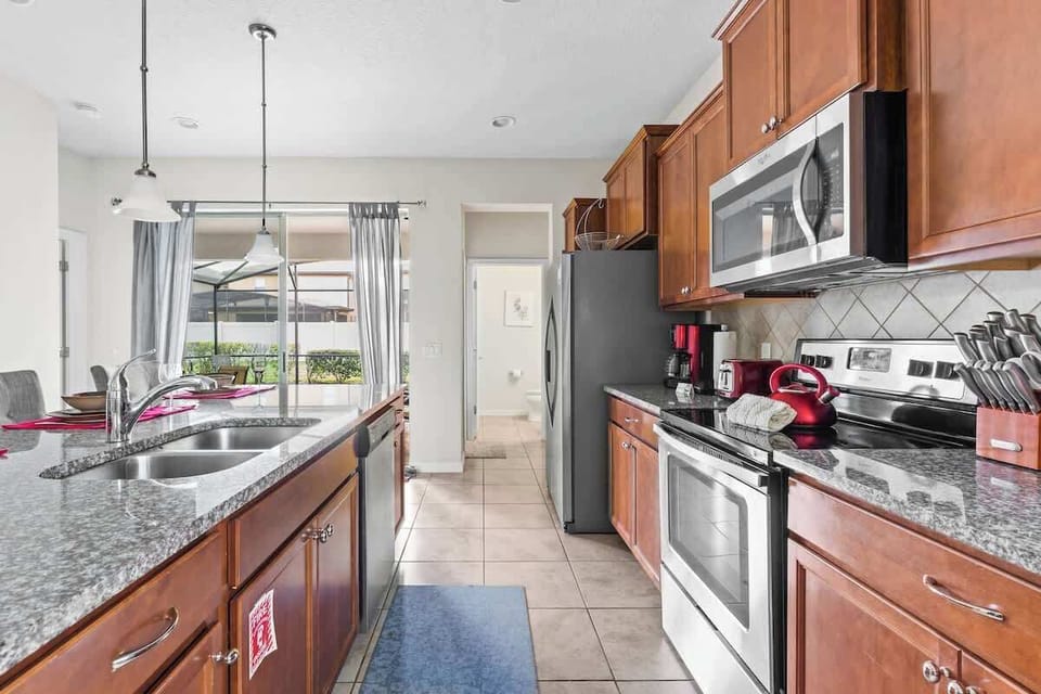 Modern kitchen with brown and metallic details