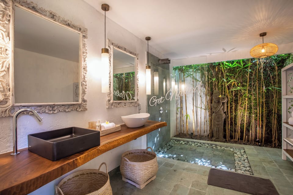 Grande Room 2 | Bathroom | Free toiletries, hair dryer, slippers, towels