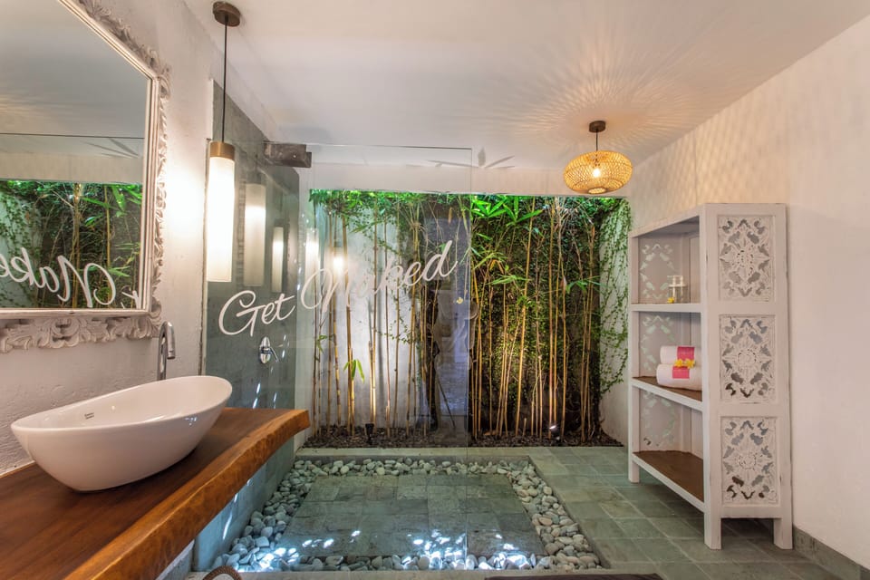 Grande Room 2 | Bathroom | Free toiletries, hair dryer, slippers, towels