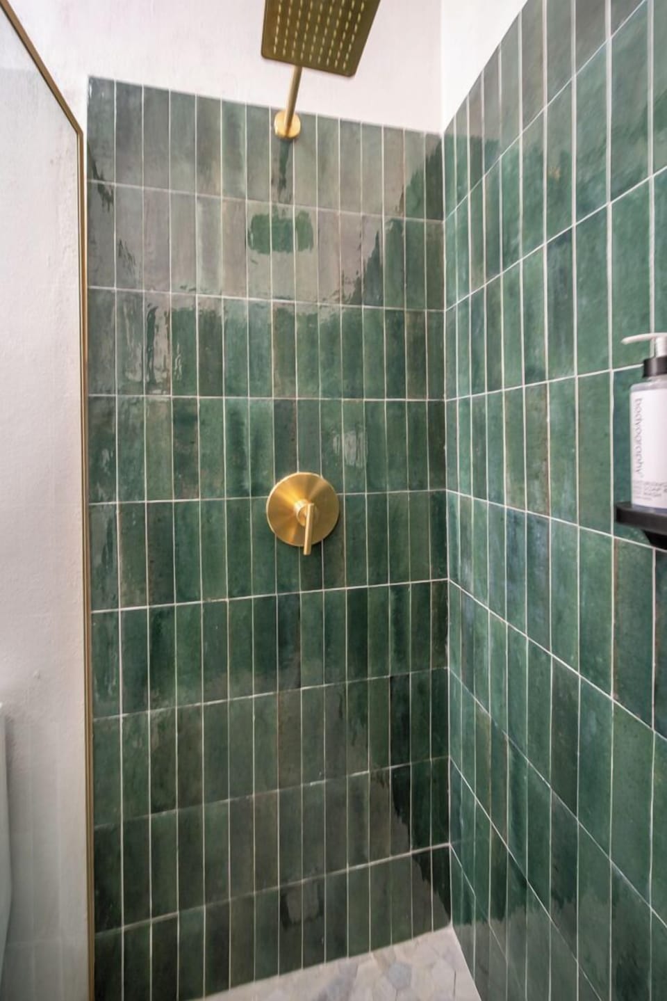 Deluxe Double Room | Bathroom | Shower, free toiletries, hair dryer, towels