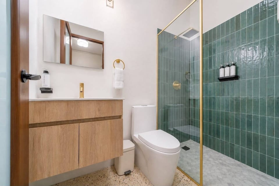 Deluxe Double Room | Bathroom | Shower, free toiletries, hair dryer (on request), towels