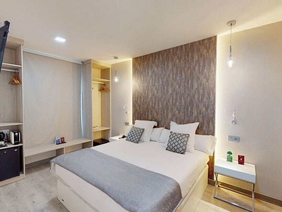 Down comforters, minibar, in-room safe, desk