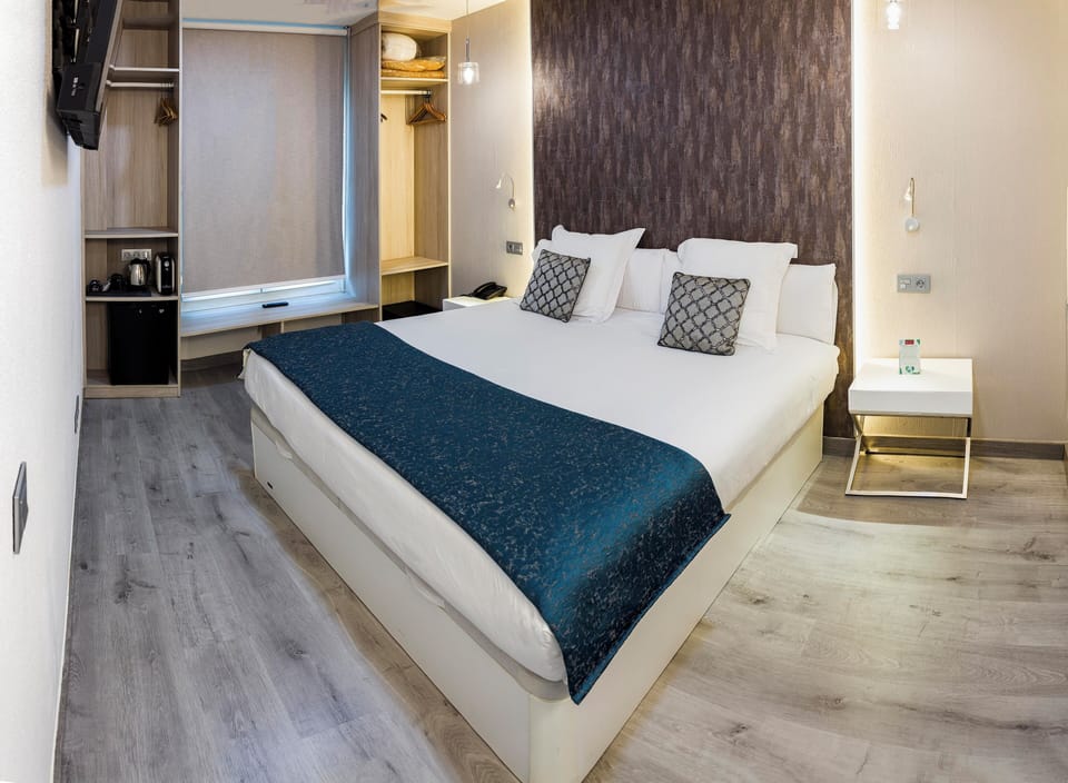 Down comforters, minibar, in-room safe, desk