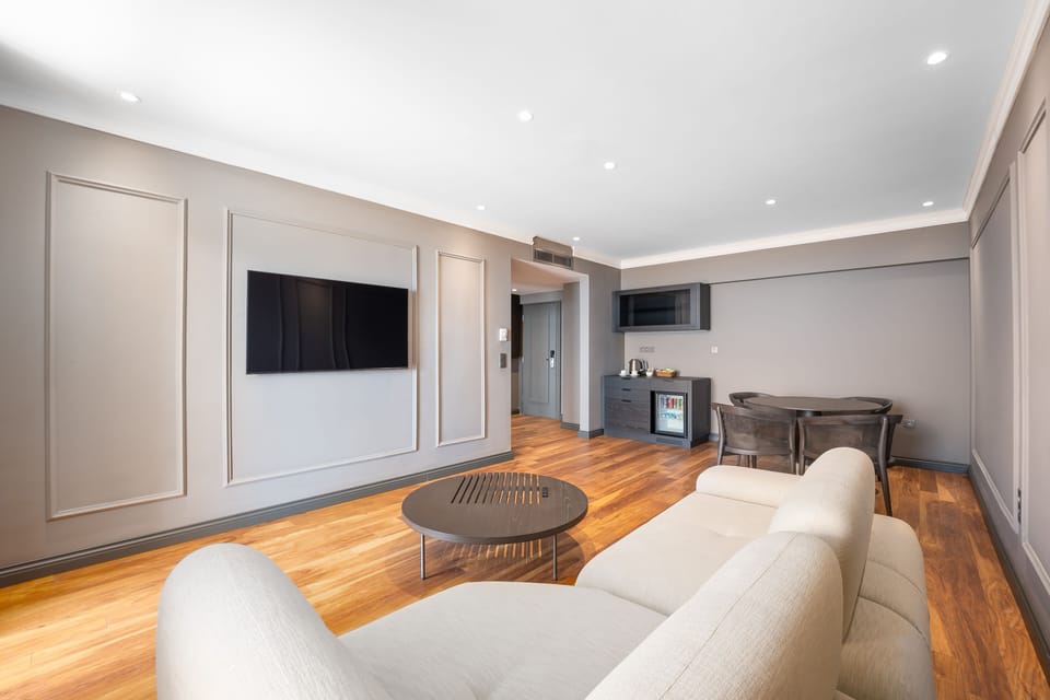 Deluxe Suite | Living area | TV, table tennis