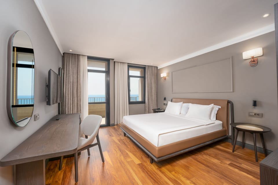 Deluxe Suite | Free minibar items, in-room safe, desk, laptop workspace