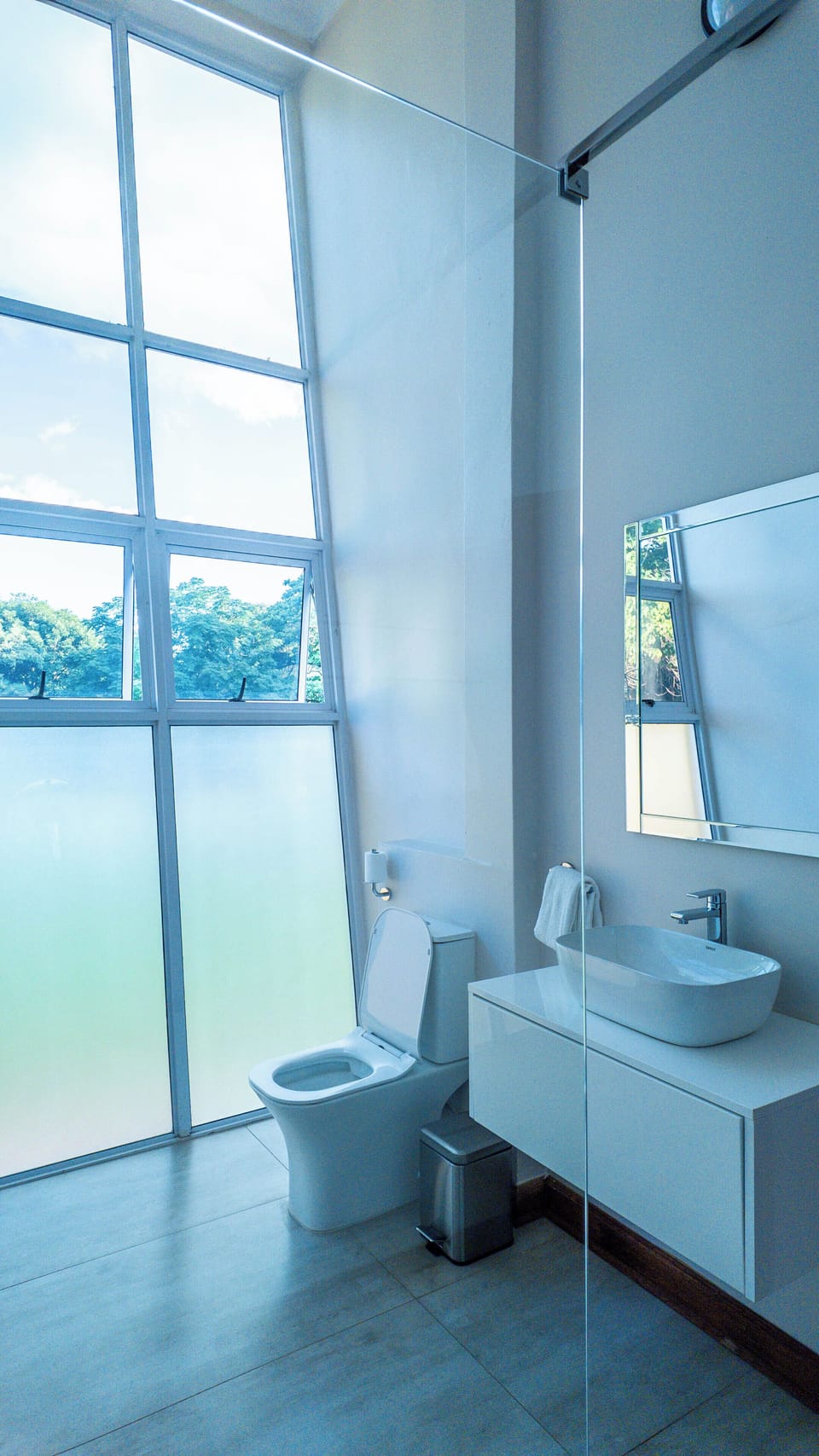 Deluxe Single Room, Non Smoking | Bathroom | Separate tub and shower, rainfall showerhead, bathrobes, slippers