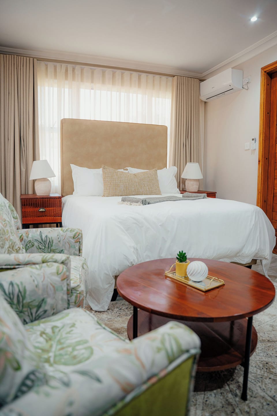 Deluxe Double Room, Non Smoking, Pool View | In-room dining