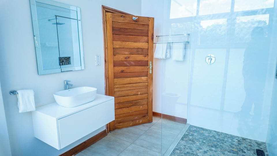 Deluxe Single Room, Non Smoking | Bathroom | Separate tub and shower, rainfall showerhead, bathrobes, slippers